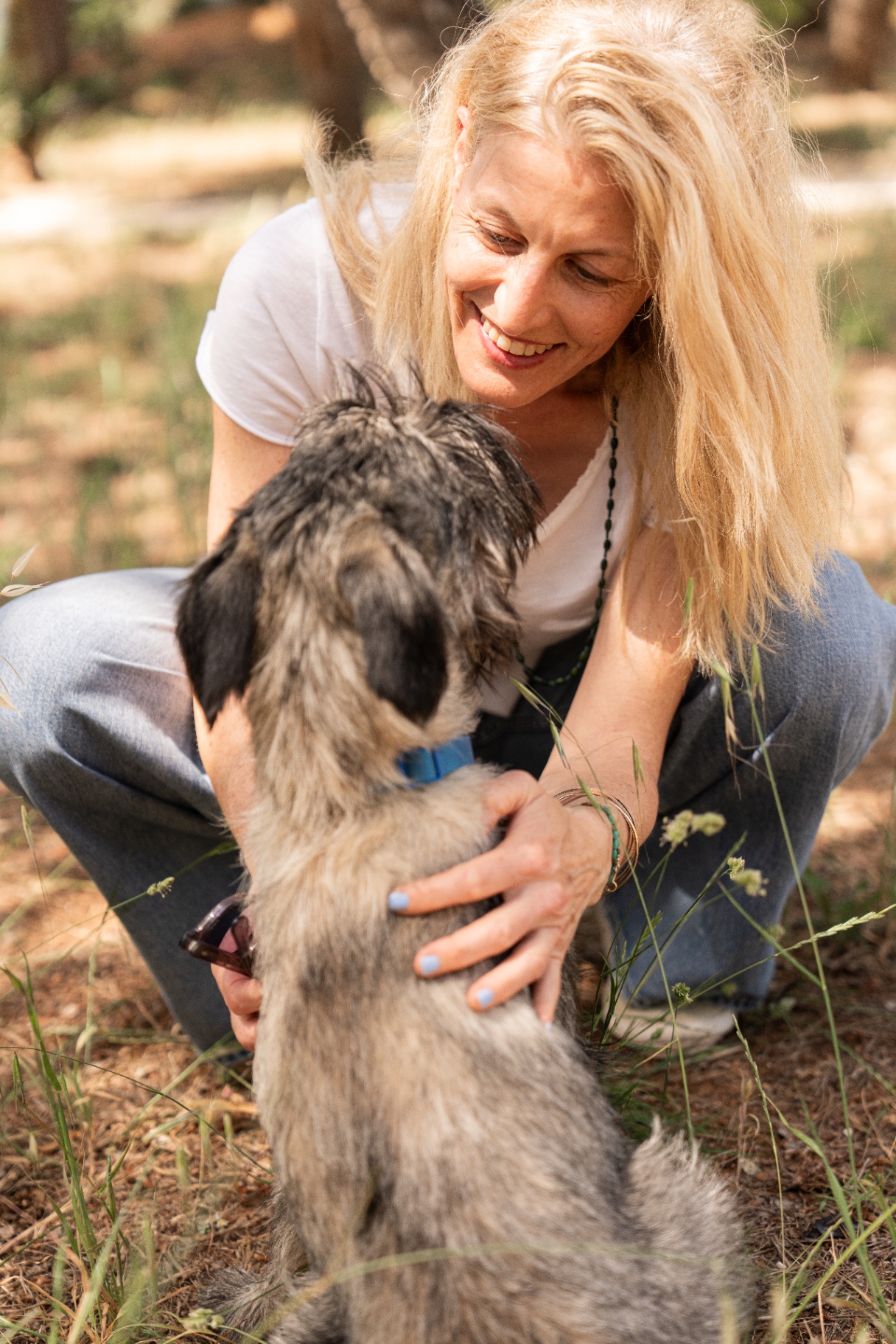 Naomi outdoors with her dog in Cascais